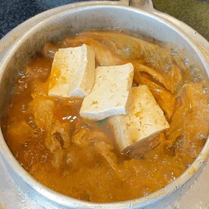  대전 봉명동맛집 전주하우스 | 묵은지 갈비김치찌개 + 솥밥, 밥이 모자랄 수 있어요.