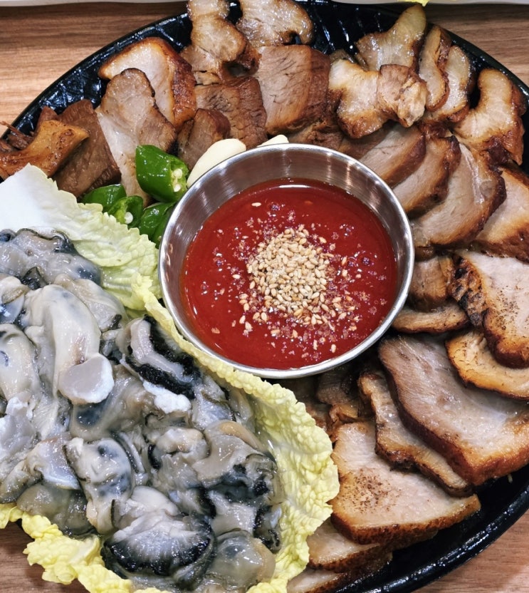  [장유율하]싱싱한 통영 생굴을 같이 맛볼 수 있는 율하 굴보쌈 맛집 '율하돼지'