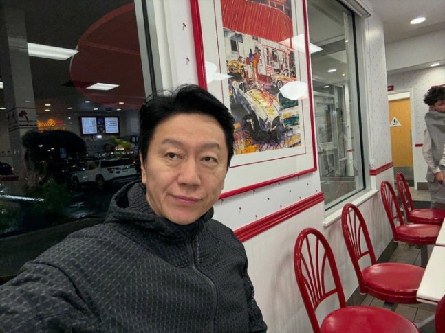 김수로,55세 맞아?미국 인앤아웃에서 포착된 소년미 근황
