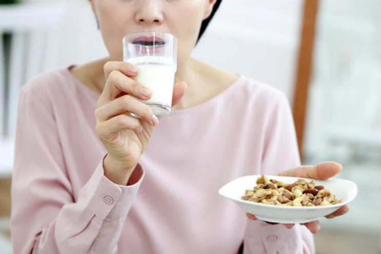 나이 들어서도 강한 몸, 예리한 정신 유지하려면...더 챙겨야 하는 영양소는?