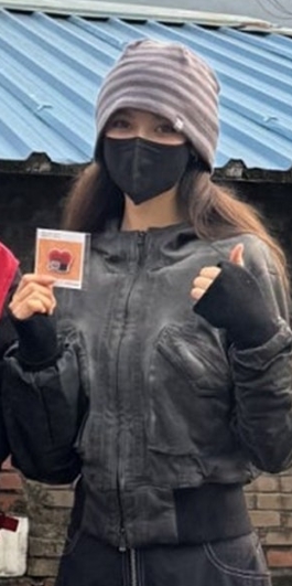   다니엘 뉴진스 퇴출 통보 당일에도 연탄 봉사... "끝까지 잃지 않은 미소"