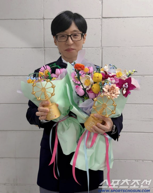   유 퀴즈 제작진의 감동 축전! 유재석 통산 21번째 대상에 "30호까지 가자"