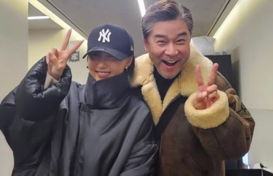   화사·박정민, 크리스마스에 딱 걸렸다?! 레드카펫 밖에서도 이어진 '전남친' 서사