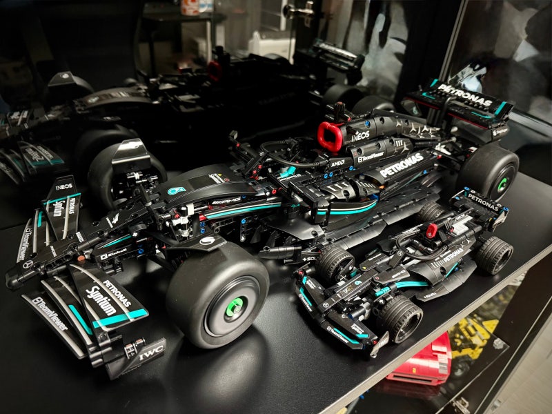 레고 테크닉 메르세데스 벤츠 AMG F1 W14 E 퍼포먼스와 풀백 모델을 함께 진열하다.