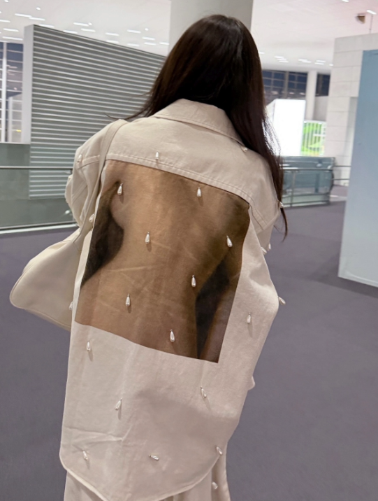  ️ 효민, 헤어스타일 변신 후 시드니에서 선보인 ‘파격 등짝 패션’의 정체는?!