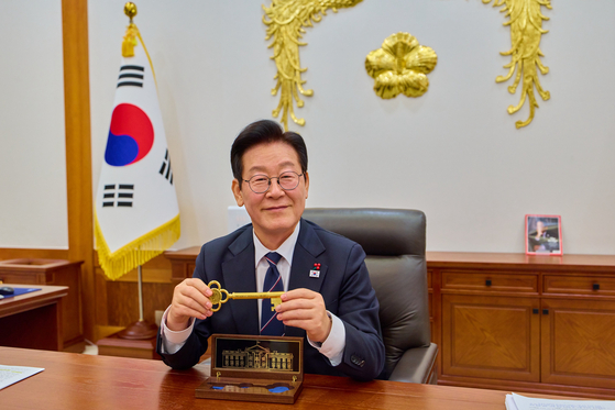 이재명 대통령, 트럼프가 보낸 '백악관 황금열쇠' 공개..."<b>한미</b>동맹"