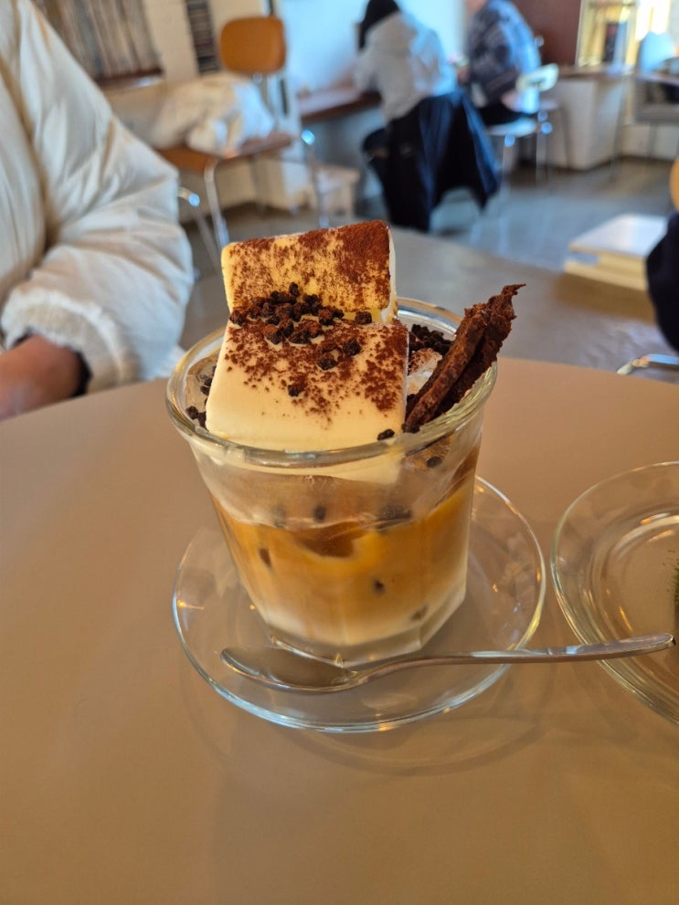  제주동쪽혼자카페 아늑하고 분위기 좋은 까눌래 맛집 모뉴에트