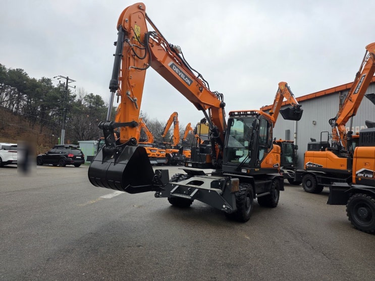  두산 DX170WR7 3단붐 2023년식 1대당 1억7000만원 판매합니다.(5대보유, 수출용)