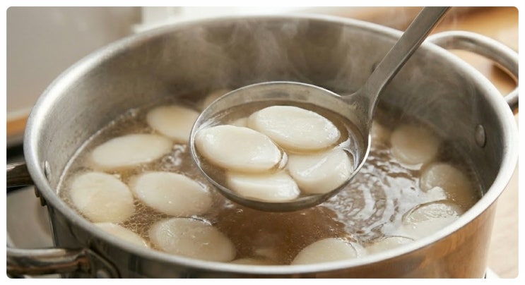  설날 떡국 끓이는 방법 냉동 떡 해동부터 불지 않는 꿀팁 고기 고명 재료와 계란지단 황금레시피