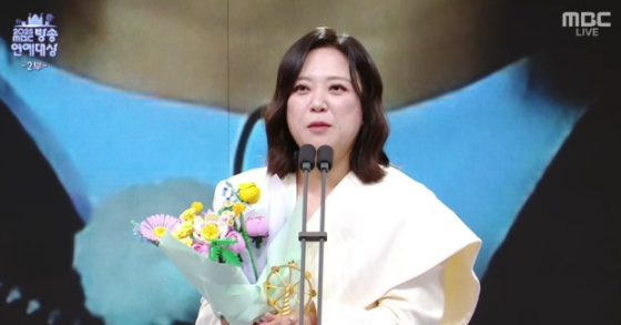   데뷔 30주년 맞은 김숙, 최우수상 거머쥐며 박나래에게 전한 감동 메시지