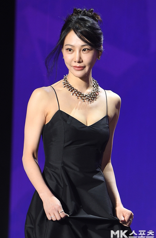   겨울밤 녹인 파격 노출! 박하선·하영·한지은, 에이판 스타 어워즈 레드카펫 점령