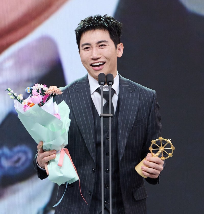 "까불 수 있어서 좋다"…유세윤, 수상부터 리액션까지 '뼈그맨' 본능 폭발