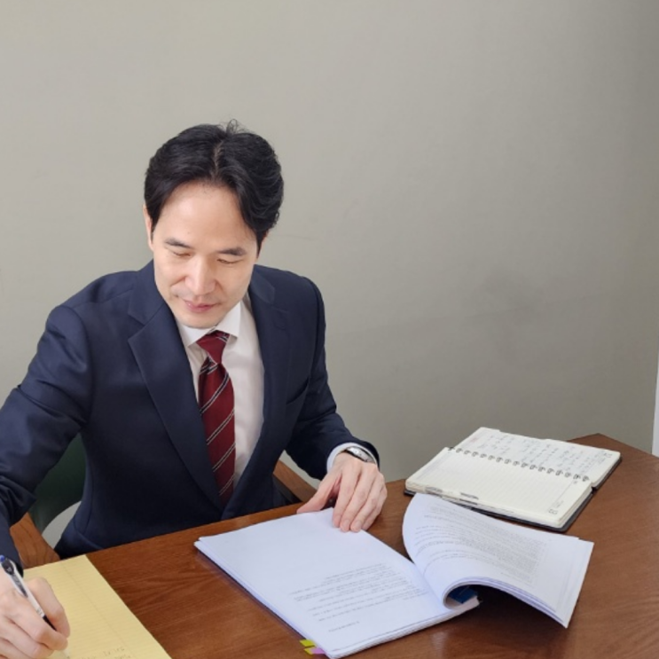  비서성추행, 여직원 신체 접촉으로 신고를 당한 상황