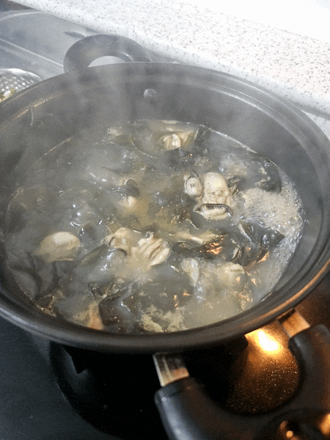 제철 굴 미역국 끓이기