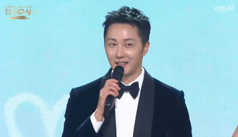 정일우, CEO 열애설 직후 나온 한마디“언제 연애하냐고요?…곧 좋은 소식 전할 수도”