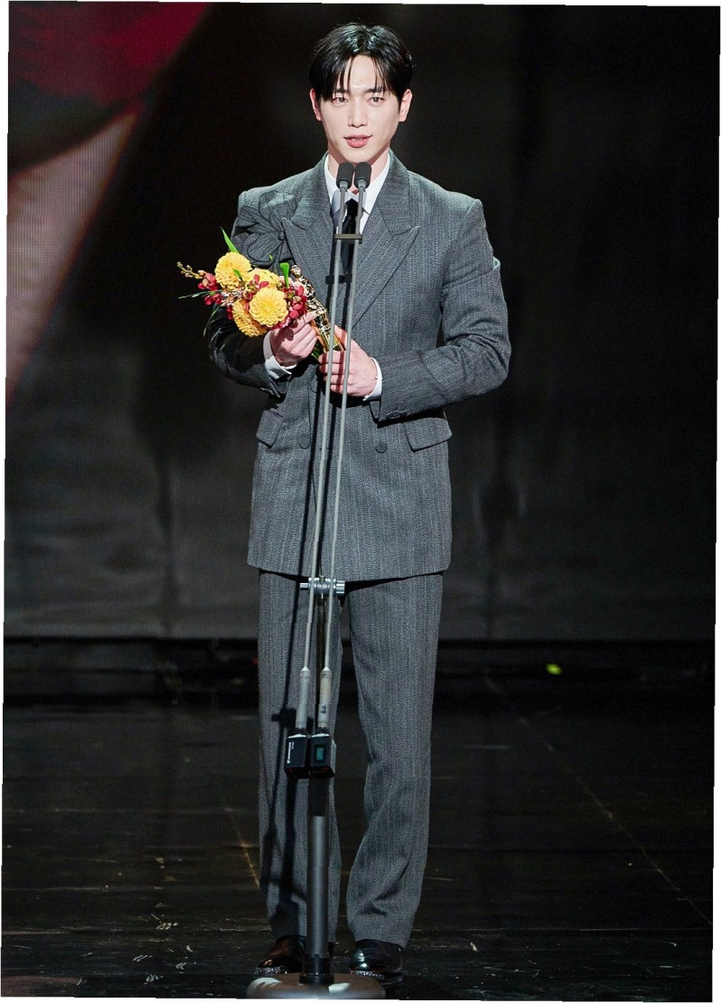 Seo Kang-joon Wins MBC Drama Awards Grand Prize! His Honest Thoughts and Future Plans Amidst Lee Bo-young's 'No Award' Controversy