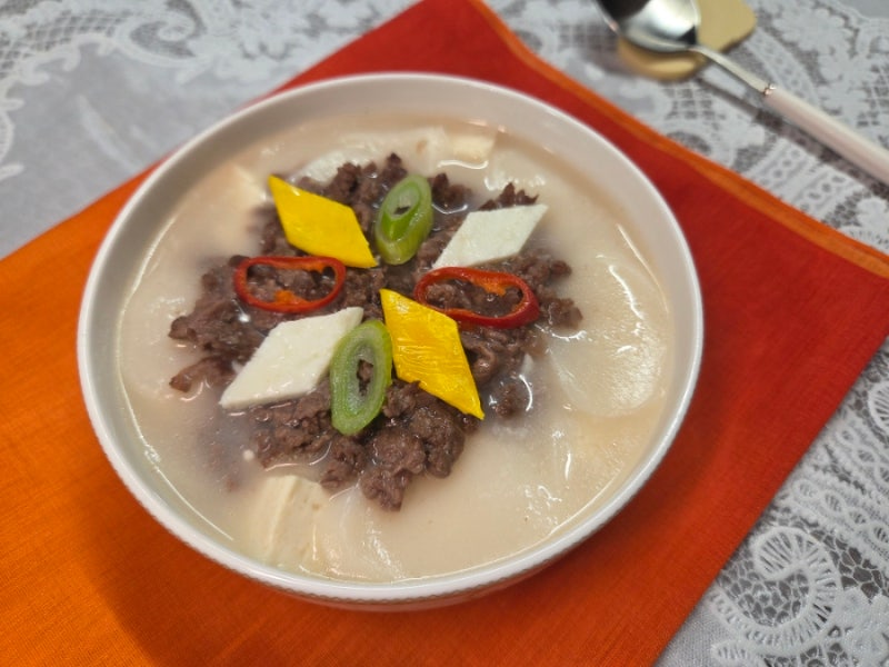 시판 사골육수로 쉽고 간단하게 끓이는 소고기 고명 떡국 레시피 소고기두부떡국 만드는 법