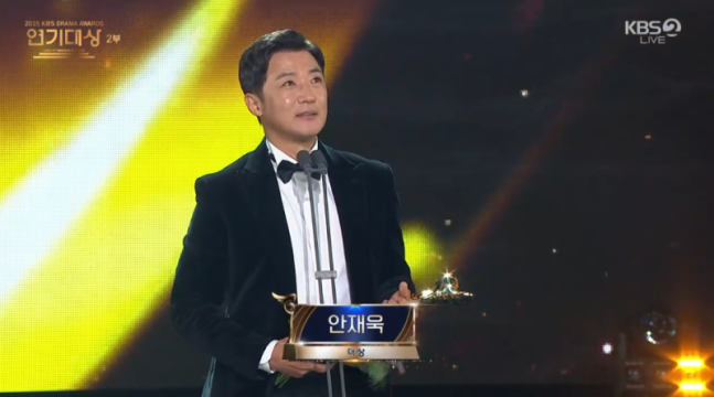 [2025 KBS 연기대상] 배우 안재욱, '독수리 5형제'로 생애 첫 대상의 영예를 안다