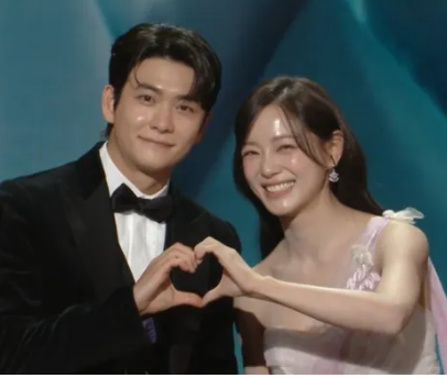 강태오·김세정, MBC 연기대상 베커상 수상...“꿀벌 같은 존재” 눈물의 소감 ->‘하트 공약’....