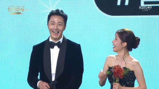 [정일우 열애설] KBS 연기대상서 던진 의미심장 한마디, "곧 좋은 소식"의 진실과 팬들의 기대....