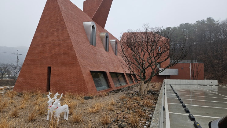  [홍천 필수코스] 리조트 가다 차 세웠다, 홍천 팔봉산 자락에 숨겨진 미친 건축미의 카페