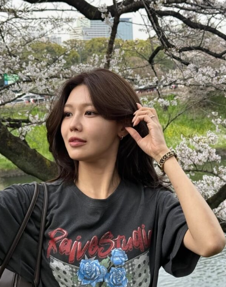   벚꽃보다 환한 최수영 근황, 14년째 열애 중인 정경호도 반할 비주얼