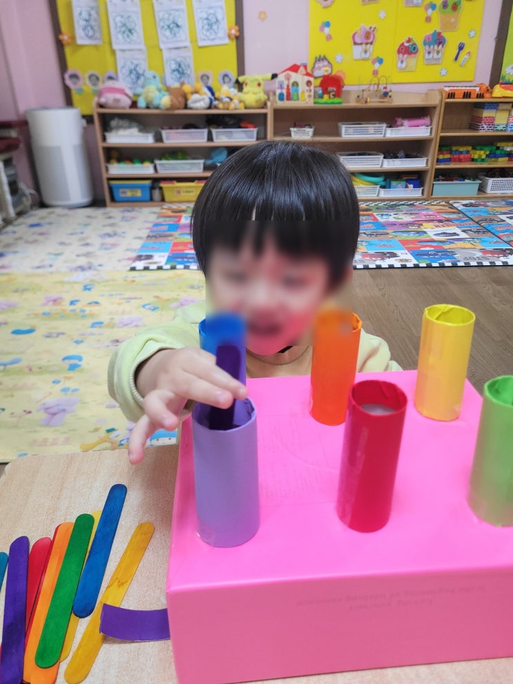  아이큰별어린이집 색깔놀이시간 색깔을 배워요 알록달록 색깔 속에서 자라는 아이큰별 아이들