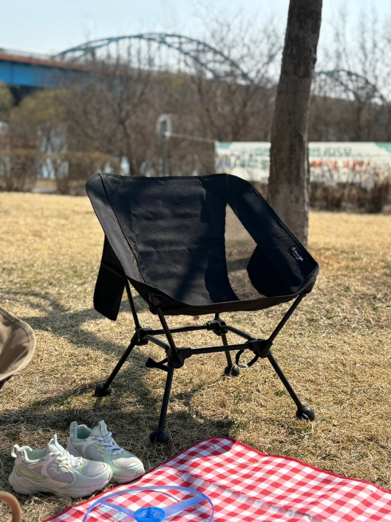 한강 피크닉 필수템! 경량 접이식 캠핑의자 솔직후기 (브리즈문 캠핑의자)