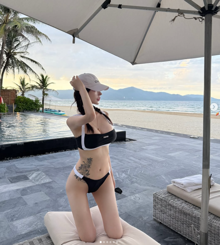  버들류 비키니 루프탑에서 즐기는 어반 시크