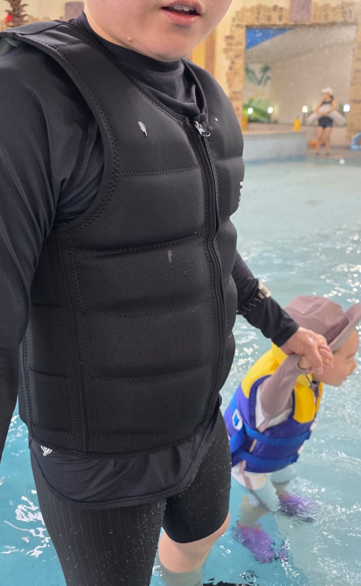  로베라 접이식 경량구명조끼 실내수영장 사용기, 쌍둥이 아빠의 워터파크 짐 줄이기 성공 후기