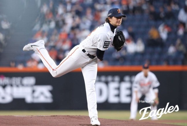<b>한화</b>에 9대4승리, 화이트 데뷔전 부상, 엄상백 <b>헤드샷 퇴장</b>... 