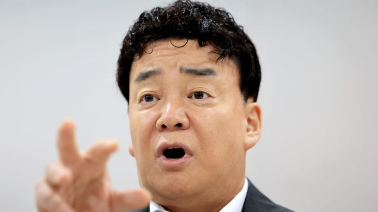 <b>백종원</b> 프랑스 매출 10억 돌파…<b>유튜브 복귀</b> 선언까지? 논란... 