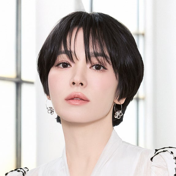 2026 봄 트렌드 이거네! 송혜교 착용 MICHAA 미샤 화보 속 다나버튼 꽃 귀걸이 브랜드