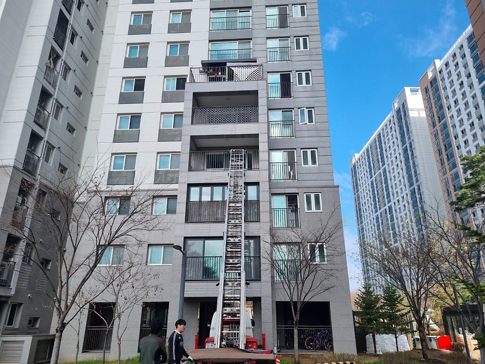 청주 발코니 창호 시공 : 창문 없는 발코니, 왜 샷시 하나로 달라졌을까? (청주우미린아파트)