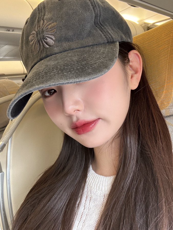  [셀럽 패션] 장원영, 에스쿱스도 썼다!! 요즘 난리 난 얼킨 모자 정체