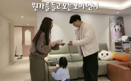   에이핑크 윤보미, 박수홍 딸 재이에게 ‘아이돌 조기교육’? 분홍빛 청첩장 전달 현장