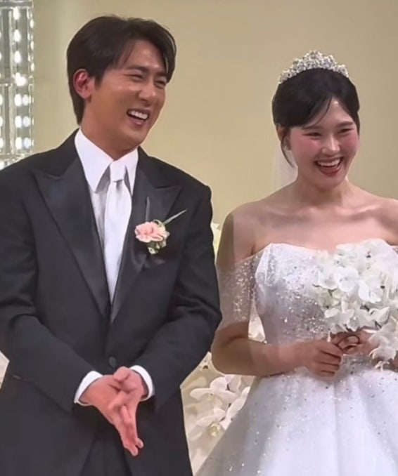 김원훈♥엄지윤 결혼식장 공개…하객 반응 쏟아진 결정적 장면