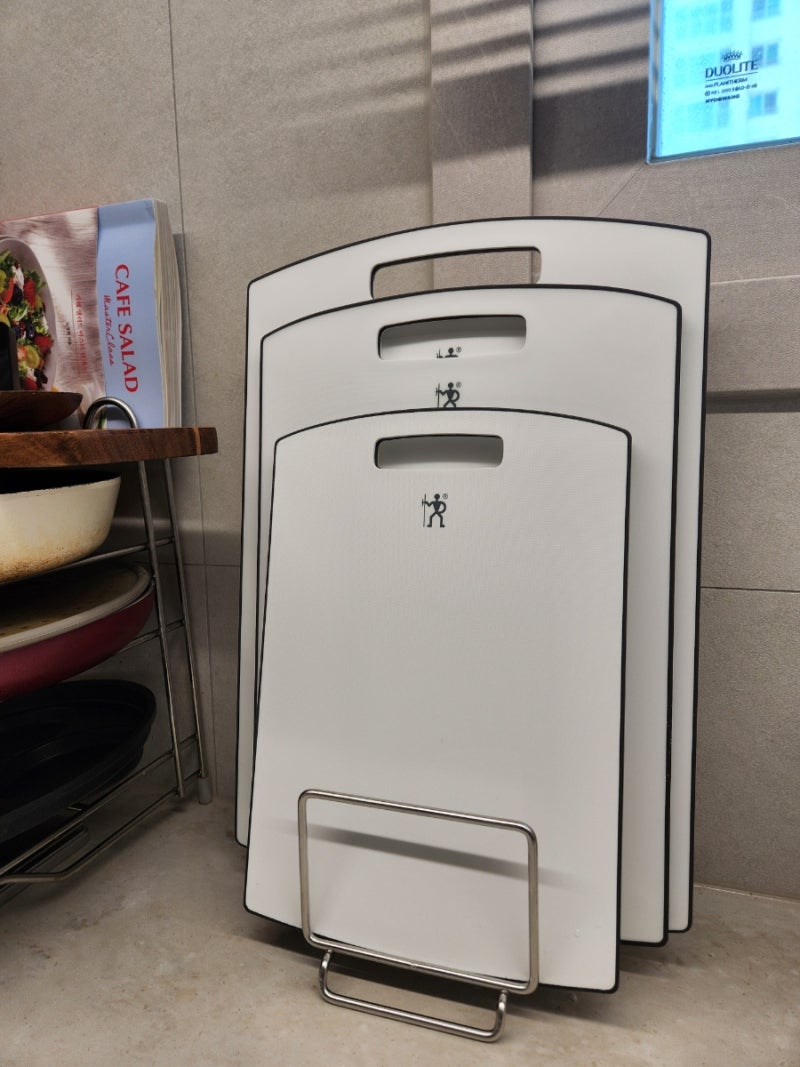 다이소 스텐레스 도마 거치대 추천합니다 심플한 디자인에 도마 부식이랑 물 때 곰팡이를 막....