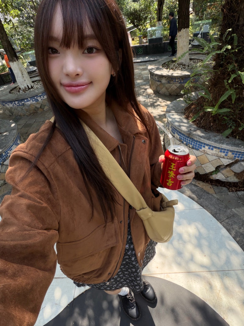 고윤정 차무희룩 따라하기 스웨이드 자켓, 원피스, 르메르 크루아상백