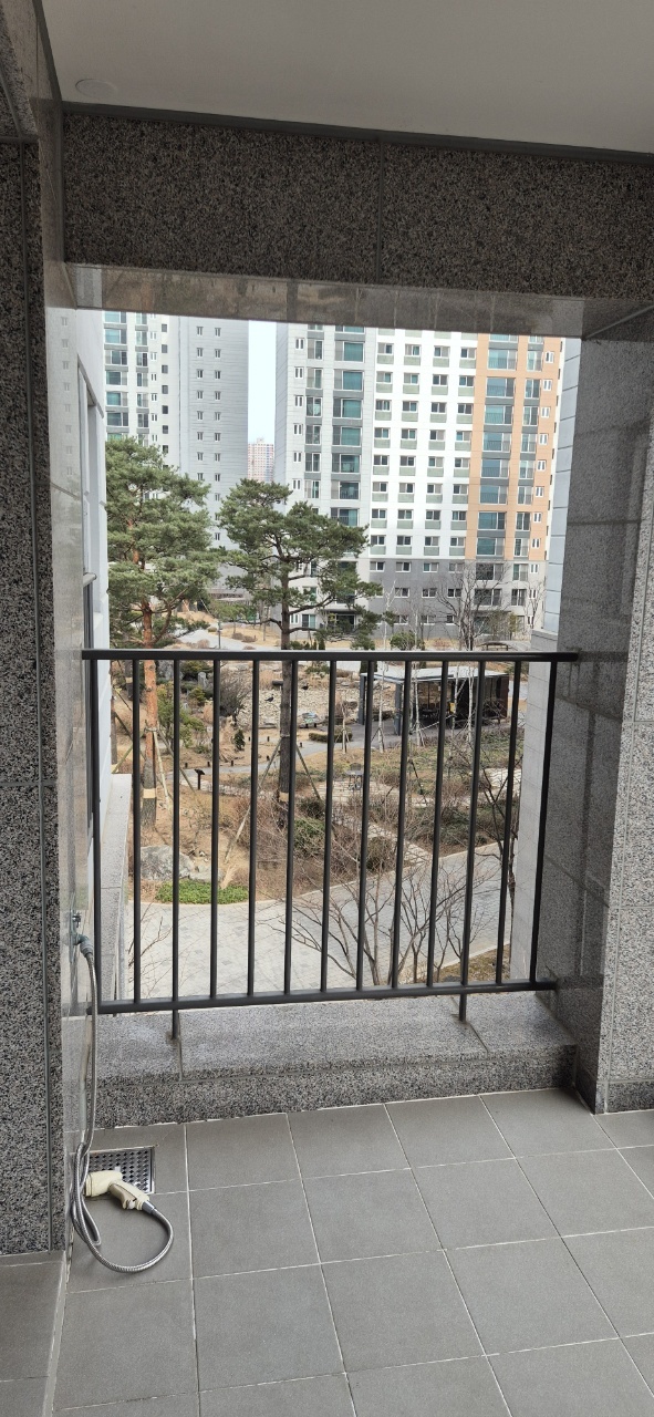 청주 발코니 창호 시공 : 창문 없는 발코니, 왜 샷시 하나로 달라졌을까? (청주우미린아파트)