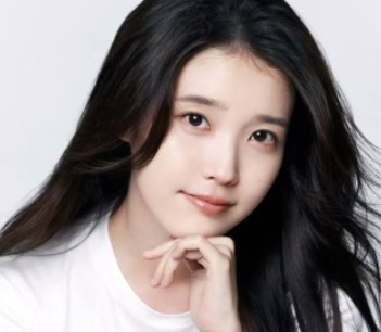  아이유, 32세 새 프로필 공개 늙지를 않네