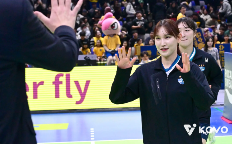  14-17 뒤집은 4세트 마법의 서브... '주사위 6' 고정된 안혜진이 김천을 침묵시켰다