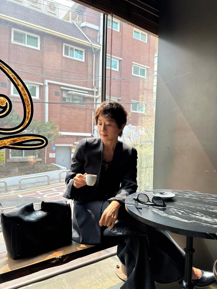  김희애, 파격 숏컷 변신과 올블랙 슈트로 완성한 퀸의 아우라 스타일