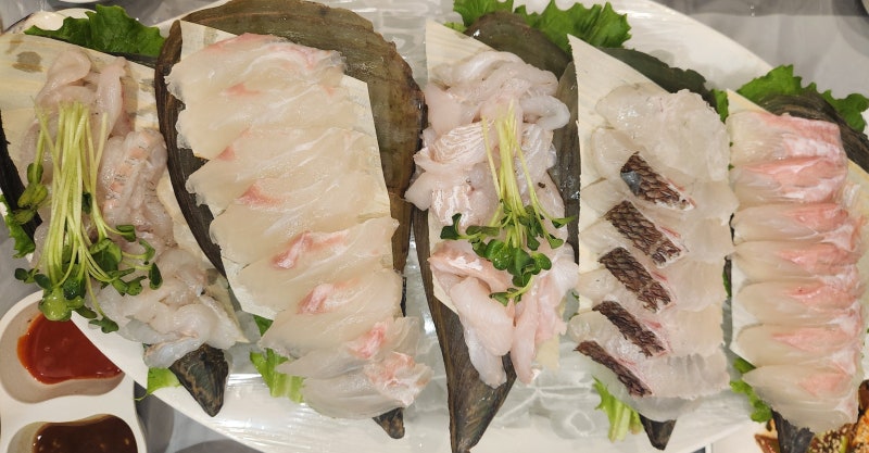 밑반찬(스끼다시)의 구성이 매우 좋은 횟집, 전주 섬마을