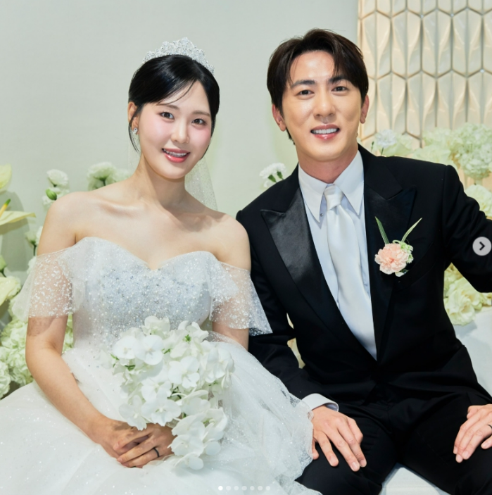 김원훈 엄지윤 만우절 결혼식 "내 남편의 결혼식을 직관한 진짜 아내? 8년 열애 끝 결혼한 유....