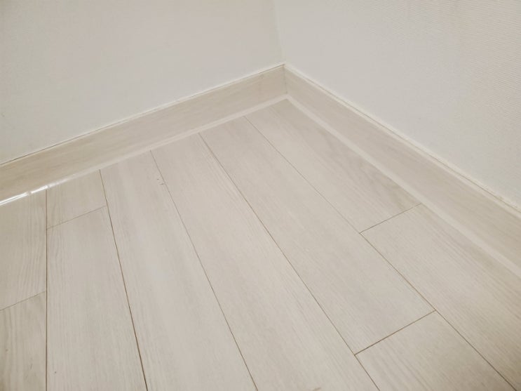  진해 자은동 에일린의뜰 걸레받이 마루 테두리 실리콘 재시공