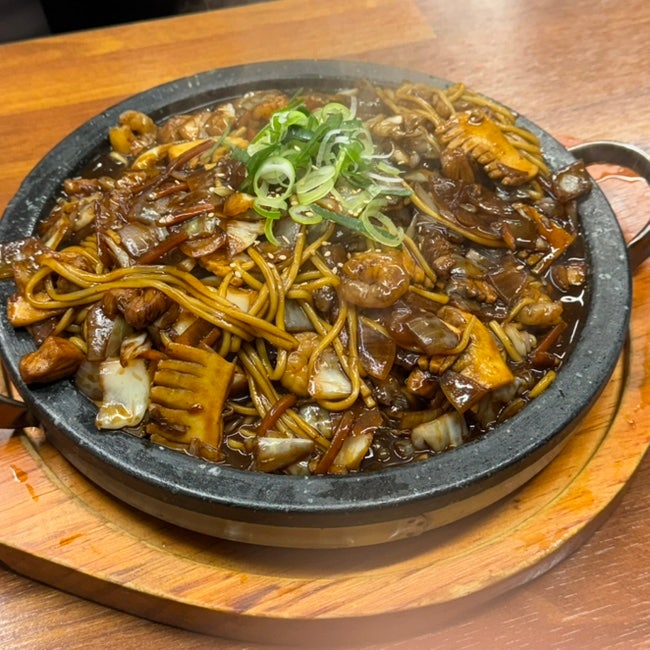 :: 역촌역 :: 알아주는 동네맛집! 지글지글 끓어 나오는 돌짜장 후기