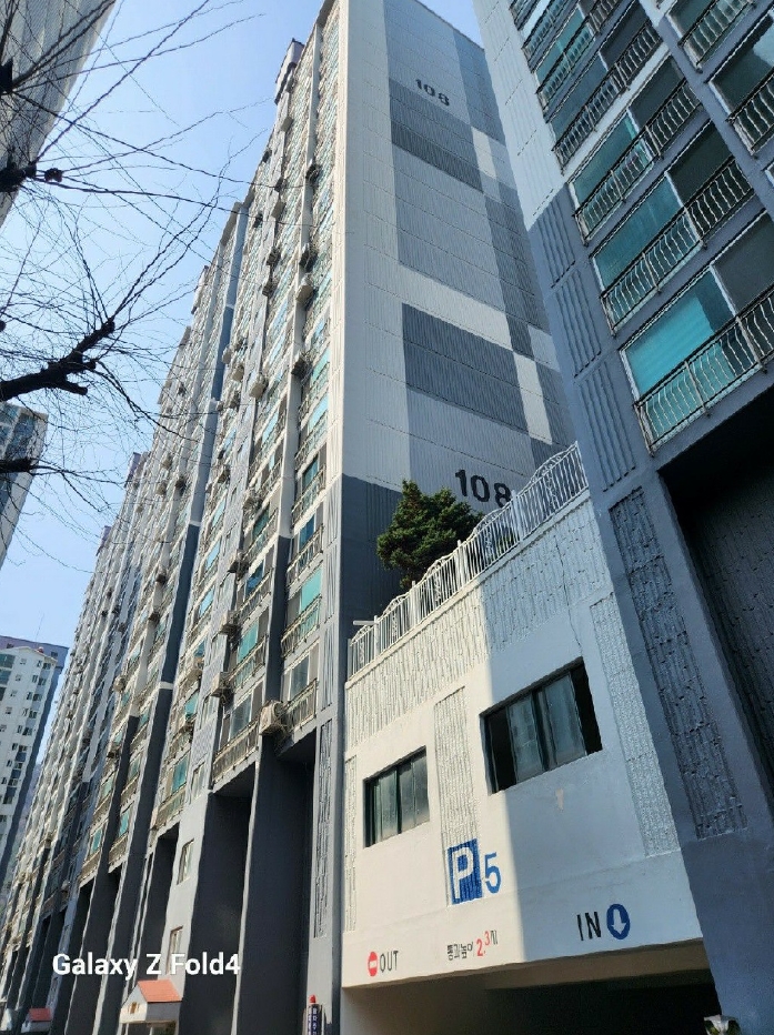  부산 동래 사직동 108동 402호 사직한신아파트 경매 2억대 실거주 투자 추천 사직초 인근 반값 수준 수익형 부동산 부산지방법원 2025타경21600