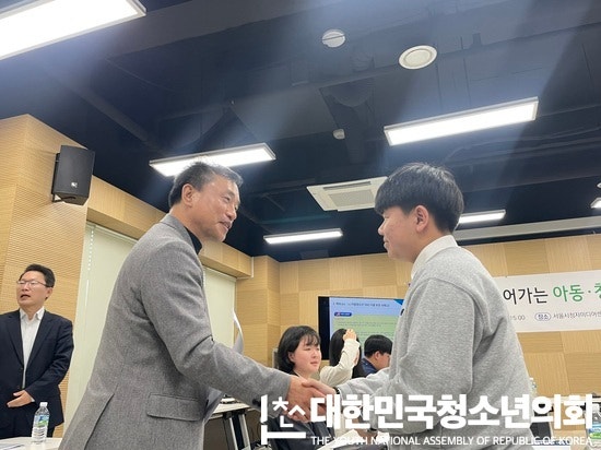 “SNS 규제, 당사자 생각은 달라요”... 방미통위 간담회, 10대가 말하는 ‘SNS 알고리즘의 늪’과 해결책