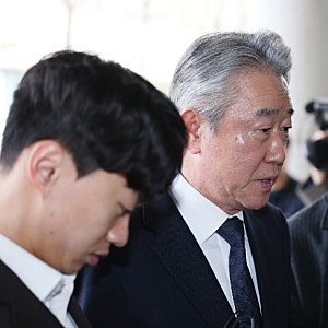 '금품 수수 혐의' 강호동 농협회장 경찰 출석... "성실히 조사 받겠다"